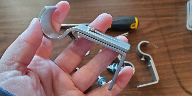 Bracket used to hang quilted curtains
